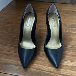 Guess black pumps